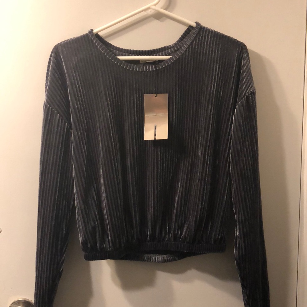 Grey cropped velvet top